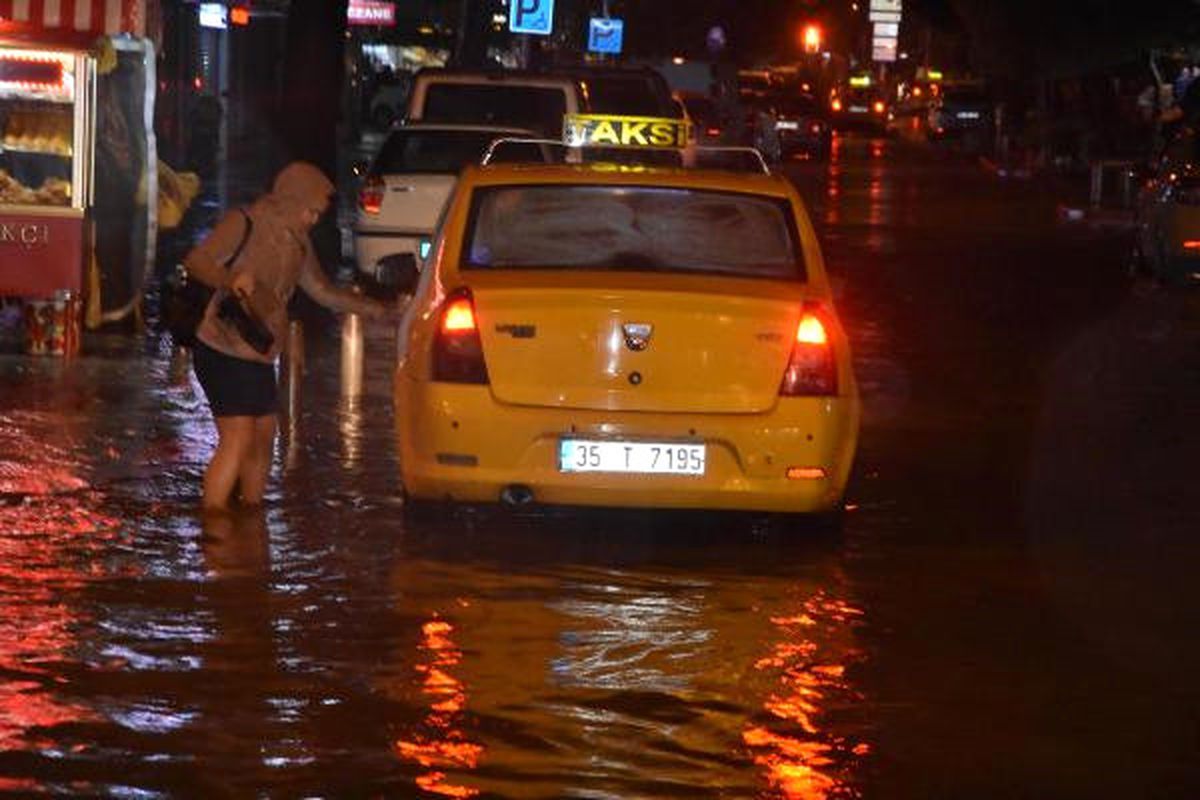 İzmir\'de Sağanak Yağış Etkili Oldu
