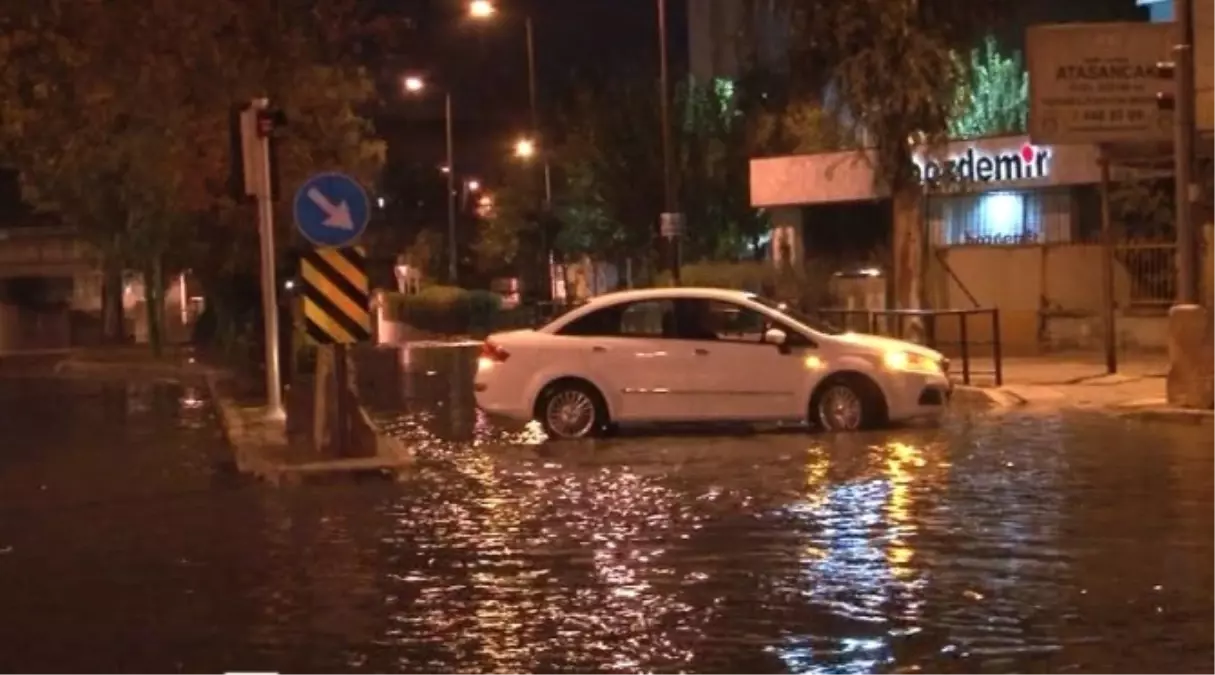 İzmir ve Aydın\'da Sağanak Yağış Hayatı Durdurdu