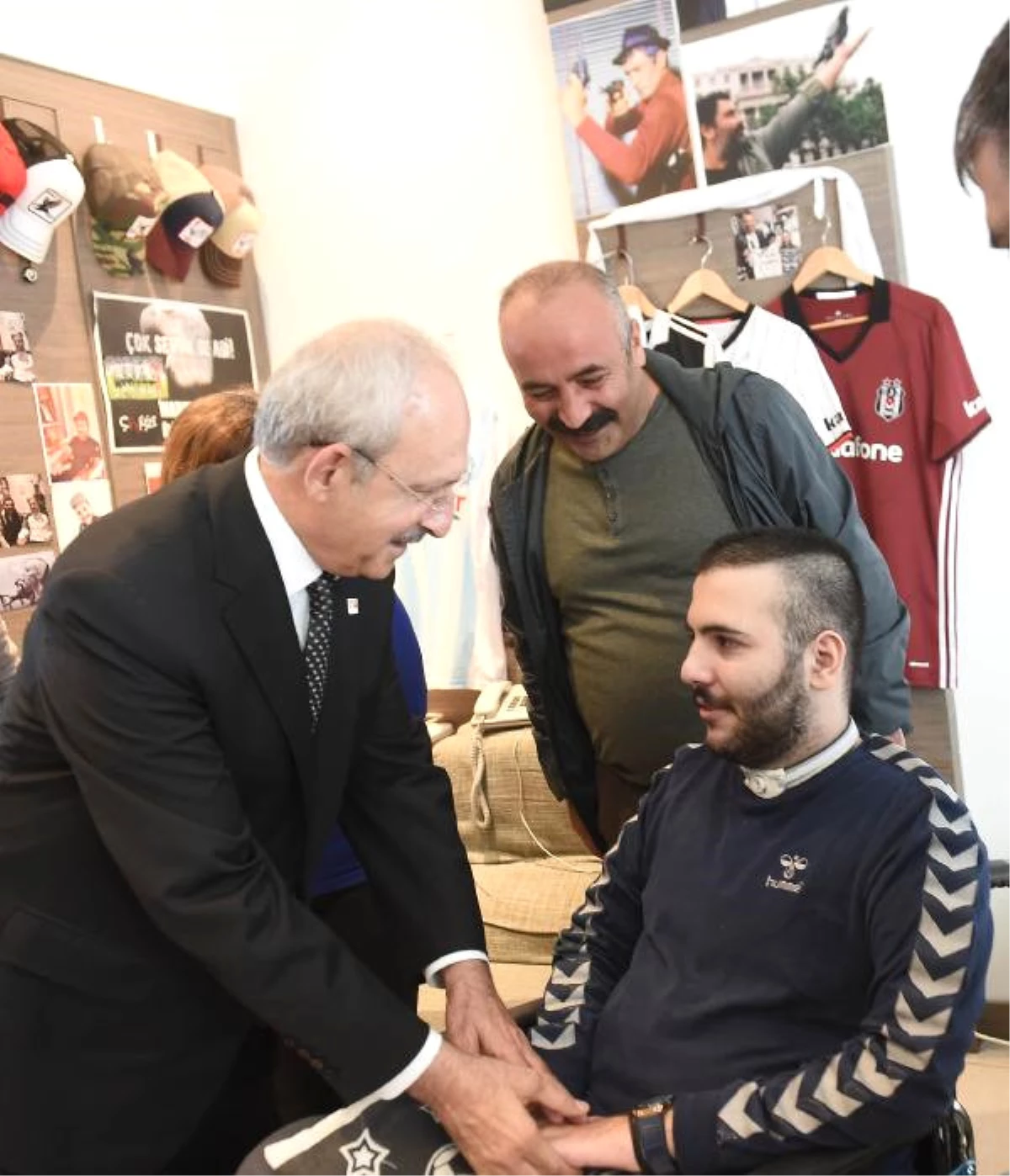 Kılıçdaroğlu, Serseri Kurşunun Felç Ettiği Lise Öğrencsi Ahmet Emre\'yi Ziyaret Etti