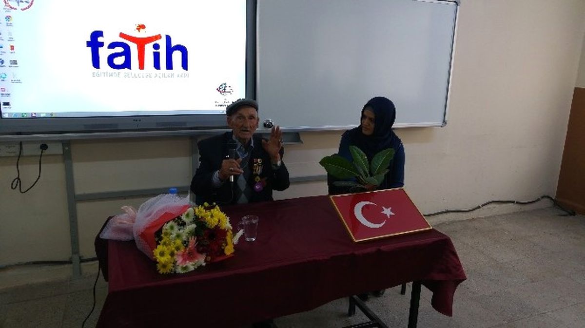Kula\'da Öğrenciler Kore Gazisi Koca\'nın Anılarını Dinledi