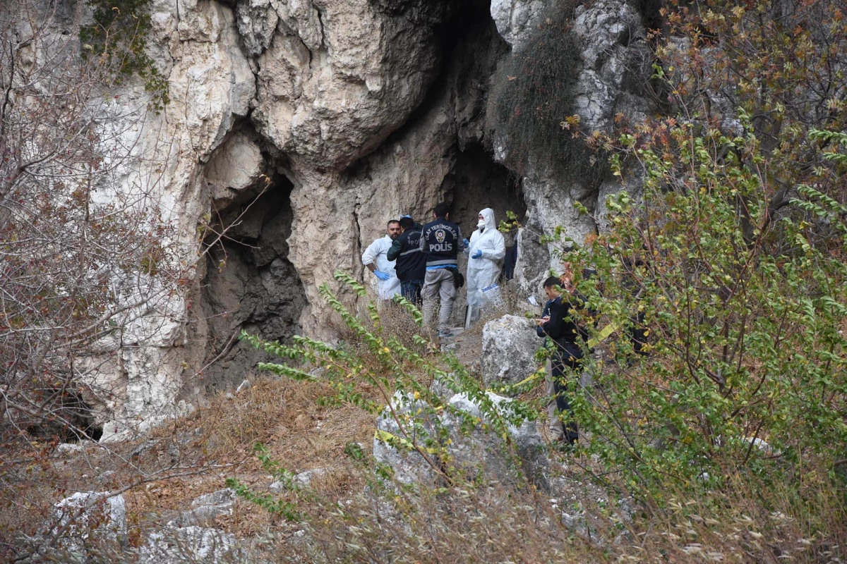 Madde Bağımlısı Gencin, Bir Bölümü Yanmış Cesedi Bulundu