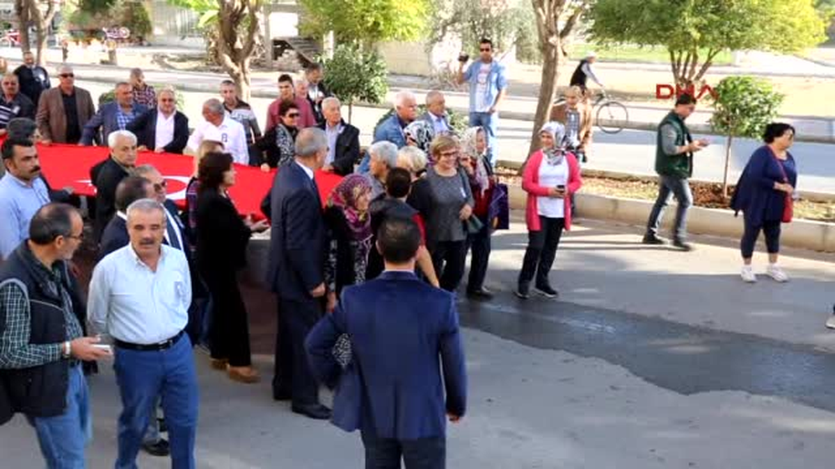 Mersin 1730 Metrelik Ata\'ya Saygı Zinciri
