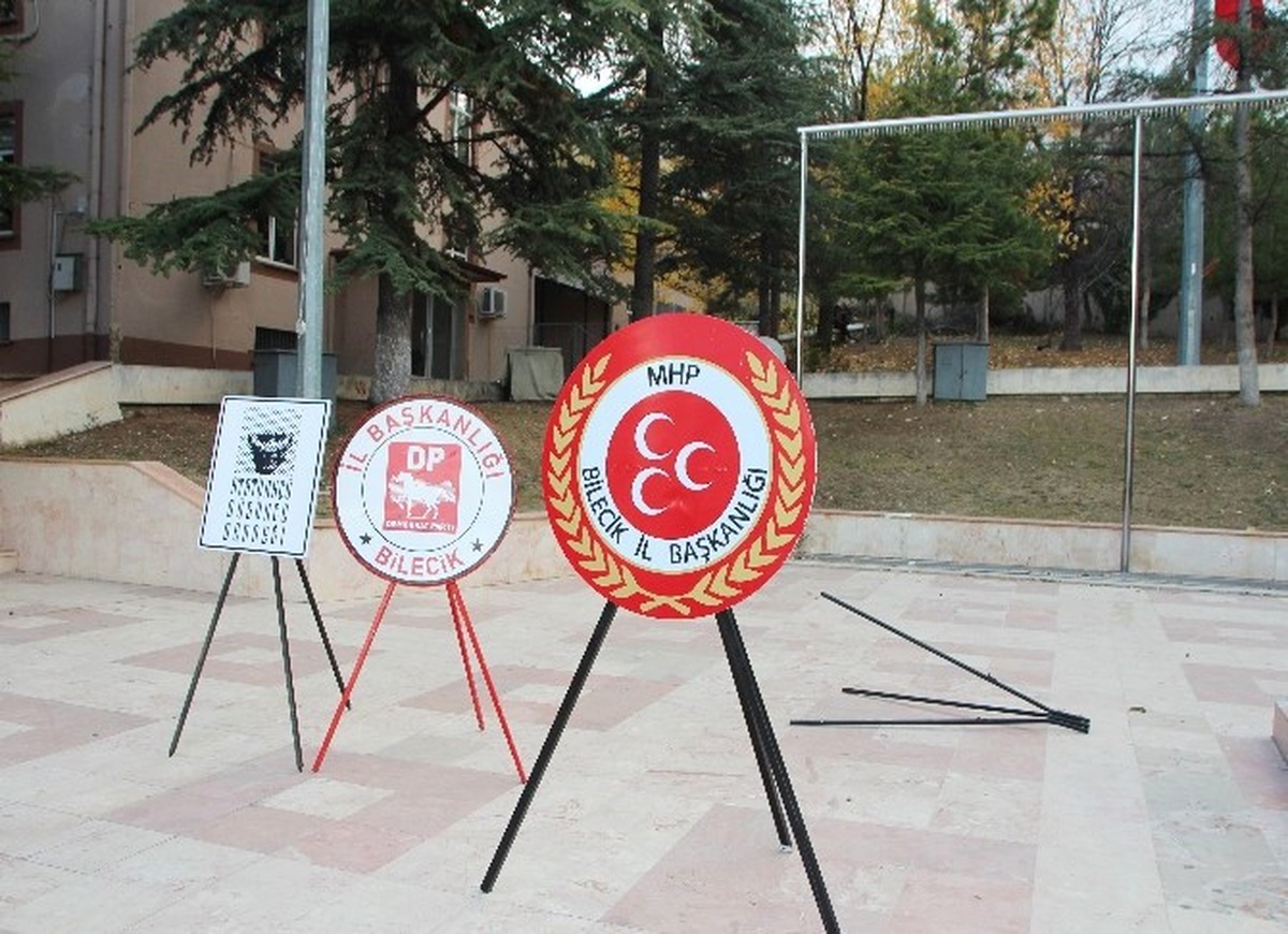 MHP Bilecik İl Teşkilatı Törenden Saatler Sonra Atatürk Anıtı\'na Çelenk Bıraktı
