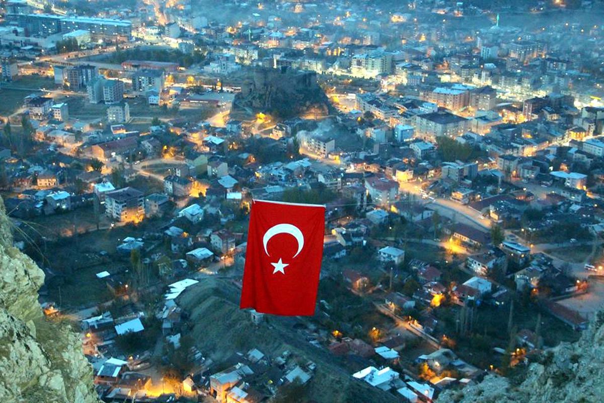 Oltu\'nun Üstüne Bayrak Çektiler