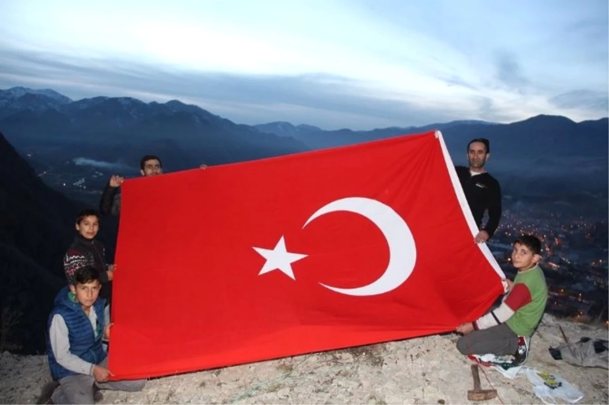 Oltu Semalarına Dev Türk Bayrağı Astılar