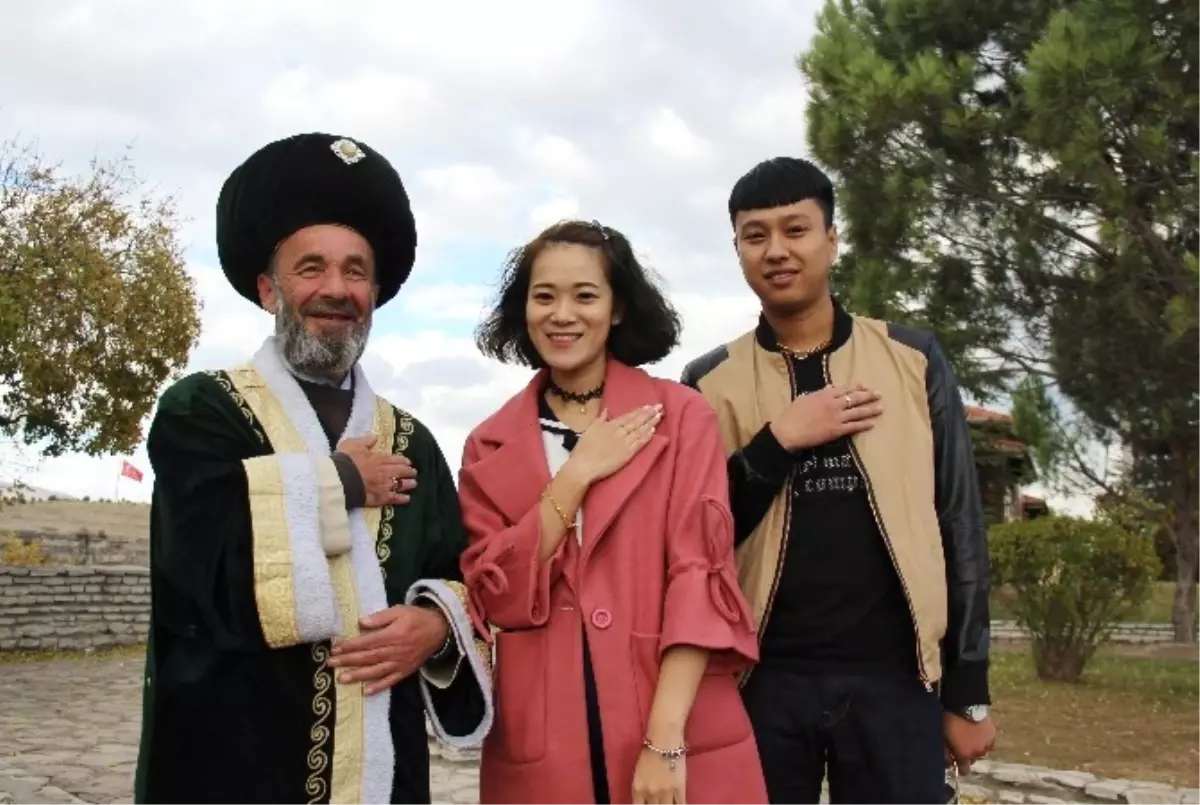 Osmanlı Kıyafetleri ile İl İl Türbeleri Geziyor