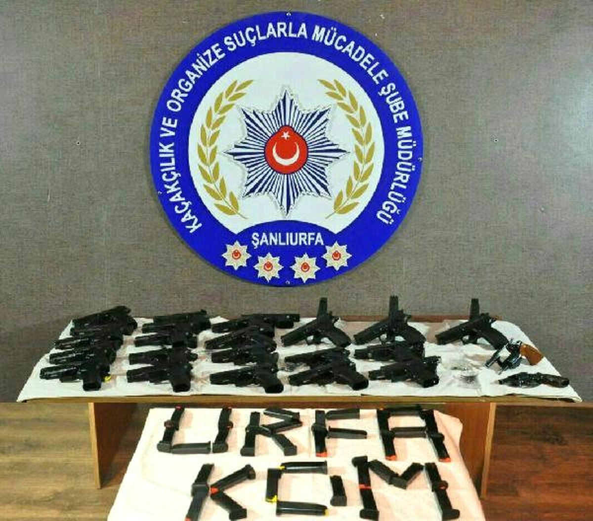 Otomobilin Yakıt Deposunda 27 Tabanca Ele Geçti