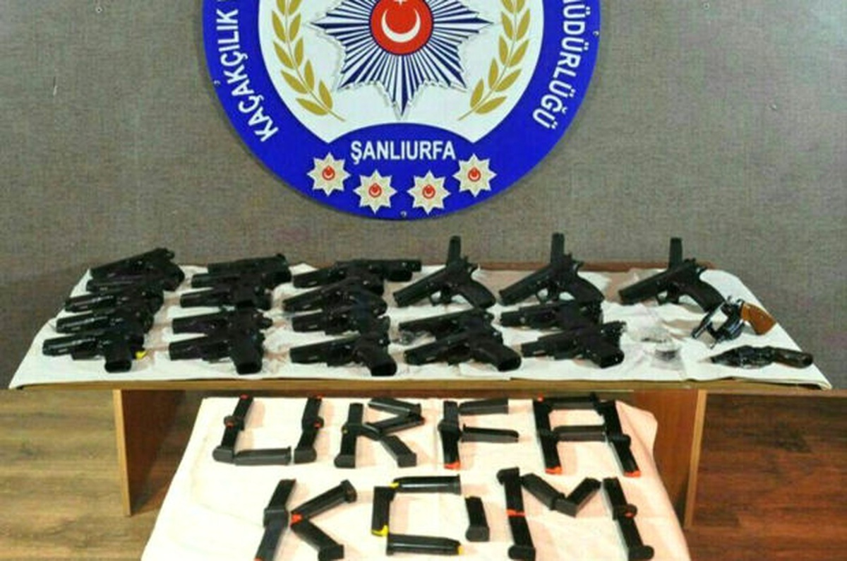 Otomobilin Yakıt Deposunda 27 Tabanca Ele Geçti
