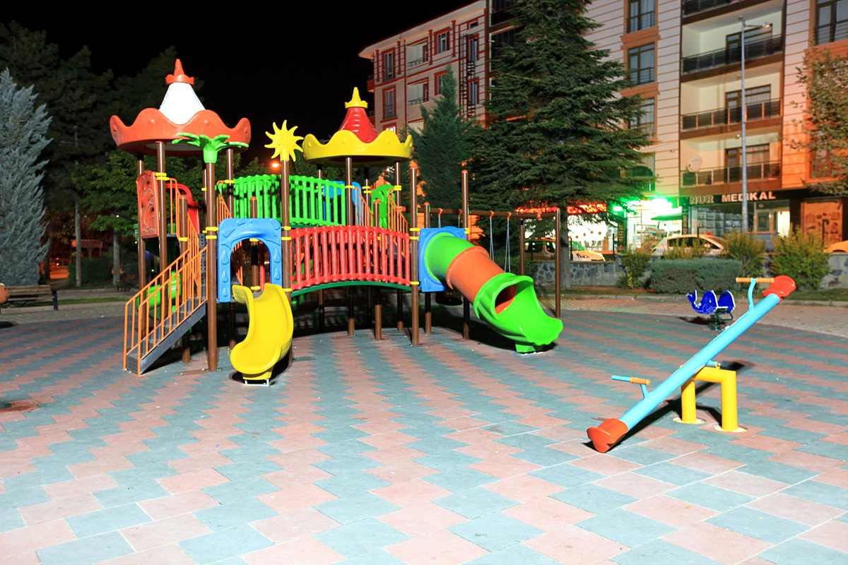 Park ve Yürüyüş Yolları Işıl Işıl