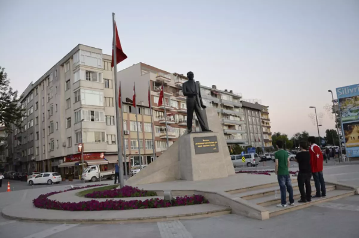 Silivri\'de 10 Kasım Atatürk Anıtı Açıldı