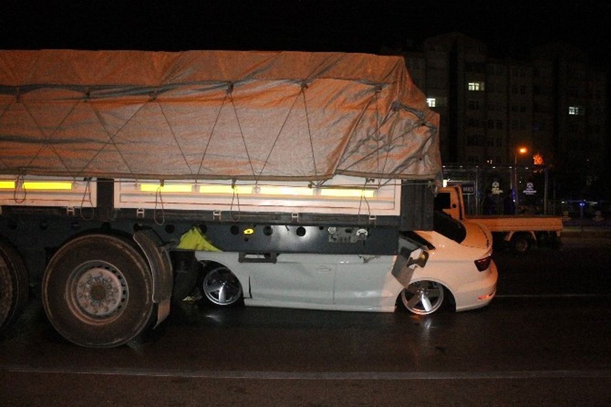 Tır\'a Arkadan Çarpan Otomobilden Sağ Çıktı