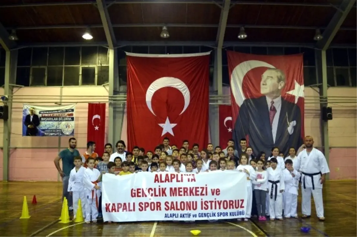 Uğuz, "Gençlerimiz Daha İyi Salonlarda Spor Yapmayı Hak Ediyor"