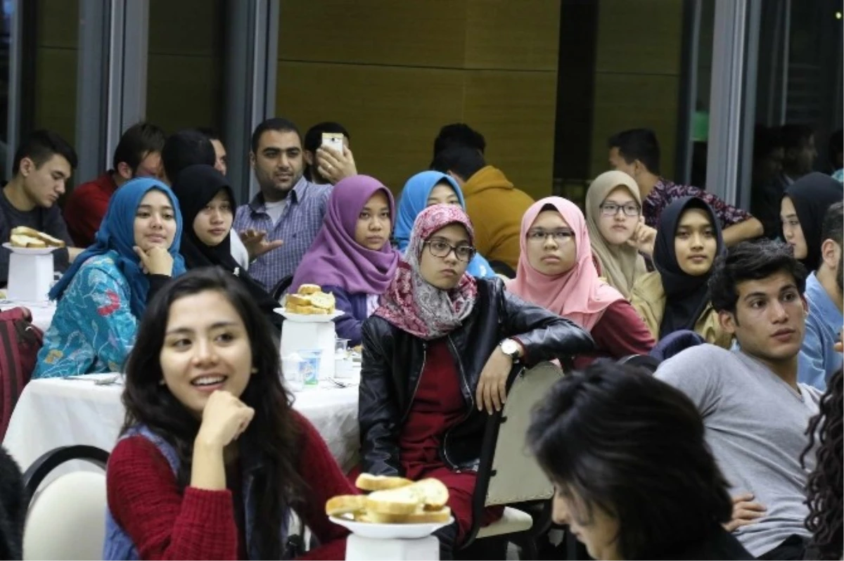 Uluslararası Öğrenciler Yemekte Bir Araya Geldi