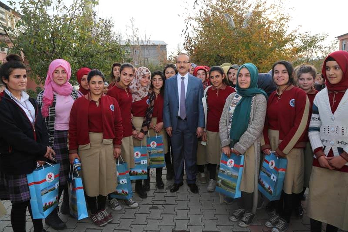 Vali Yavuz, Öğrencilere Tavsiyelerde Bulundu