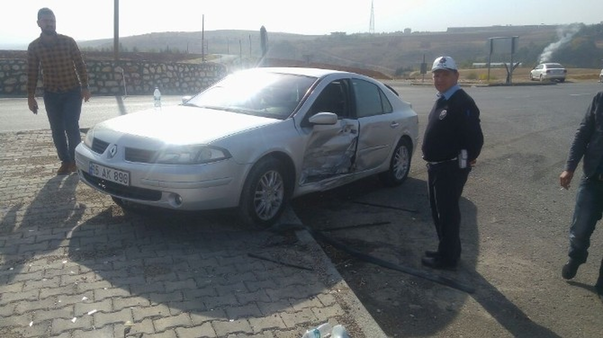 Adıyaman\'da 2 Otomobil Çarpıştı