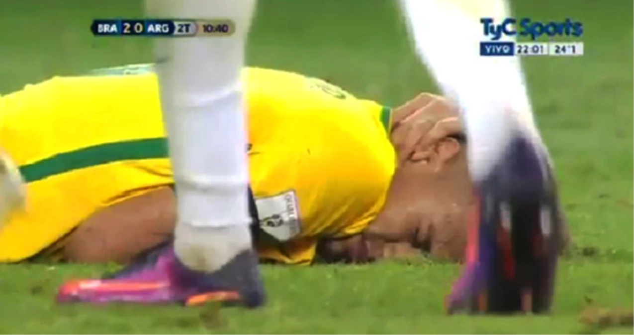 Arjantin Maçında Neymar\'ın Az Kalsın Boynu Kırılıyordu