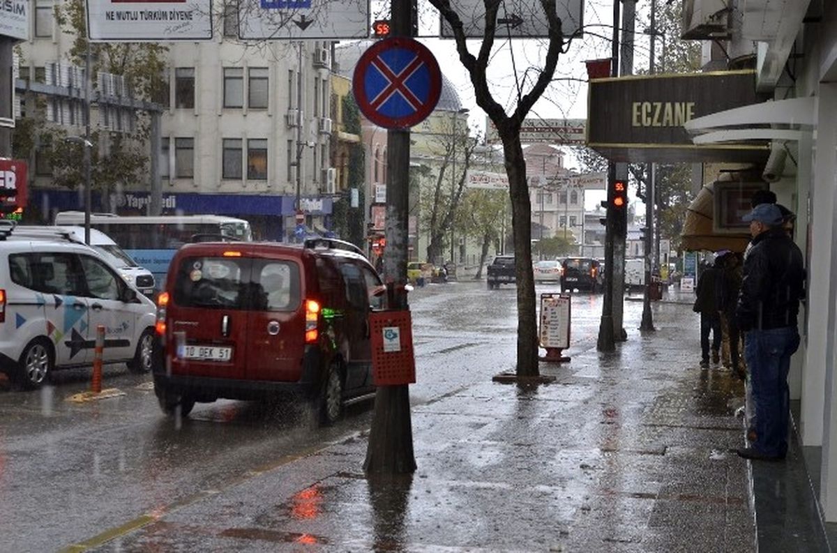 Bandırma\'da Yağmur Hayatı Olumsuz Etkiledi