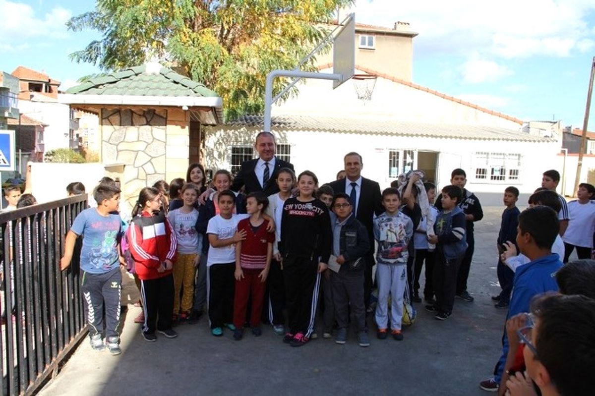 Biga Belediyesi\'nden Öğrencilere Anlamlı Hediye