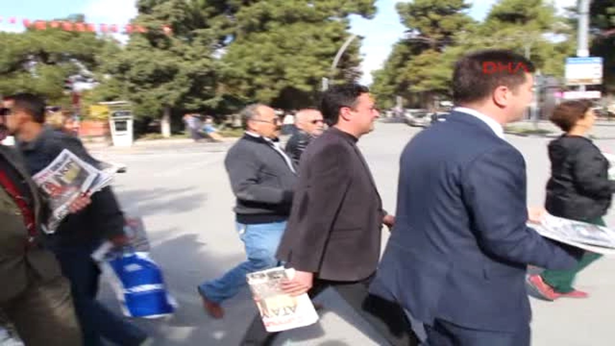 Burdur CHP\'liler Burdur\'da Cumhuriyet Gazetesi Dağıttı