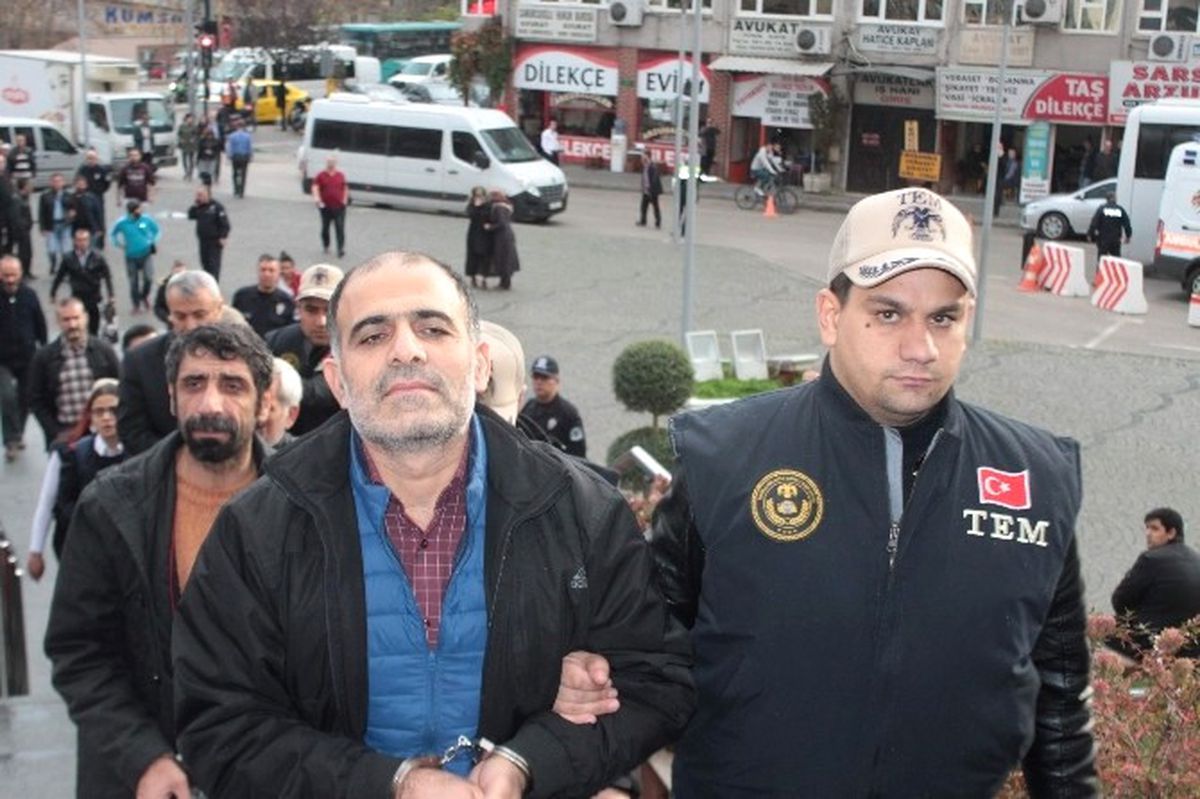 Bursa\'da Terör Operasyonunda 15 Kişi Tutuklandı, 8 Hdp ve Dbp Yöneticisi de Adliyeye Sevk Edildi