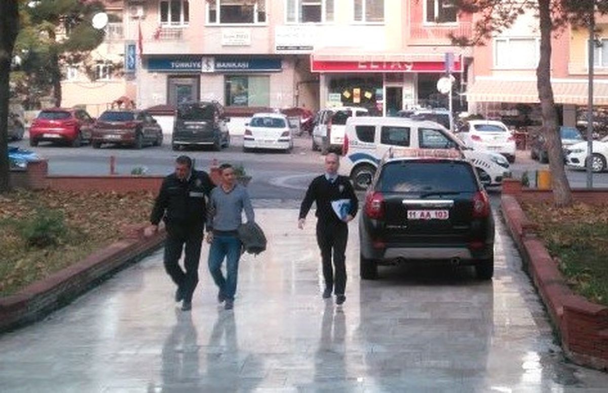Cami Avlusunda Bozai İçerken Yakalandı