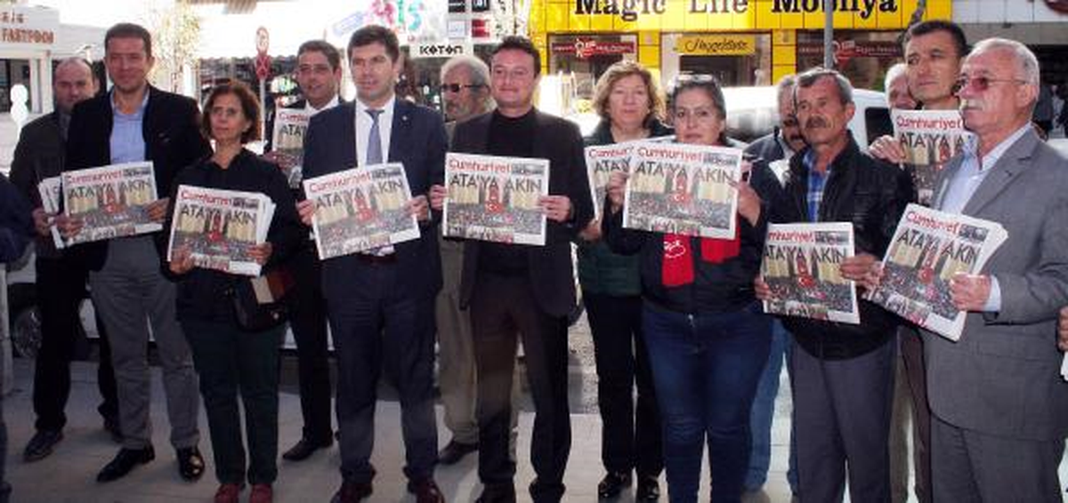 CHP\'liler Burdur\'da Cumhuriyet Gazetesi Dağıttı