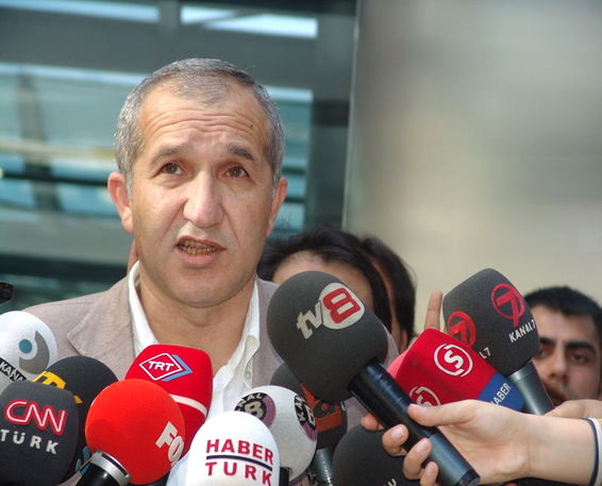 Cumhuriyet Gazetesi İcra Kurulu Başkanı Atalay, Havalimanında Gözaltına Alındı (1)