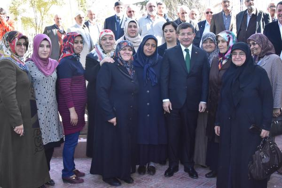 Davutoğlu, Şehit Ailelerini Ziyaret Etti
