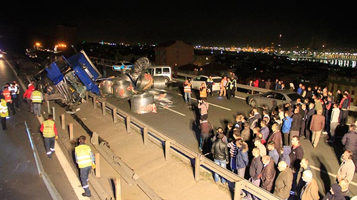 Devrilen Tır\'daki Çelik Halatlar, Araçların Üzerine Düştü: 4 Yaralı