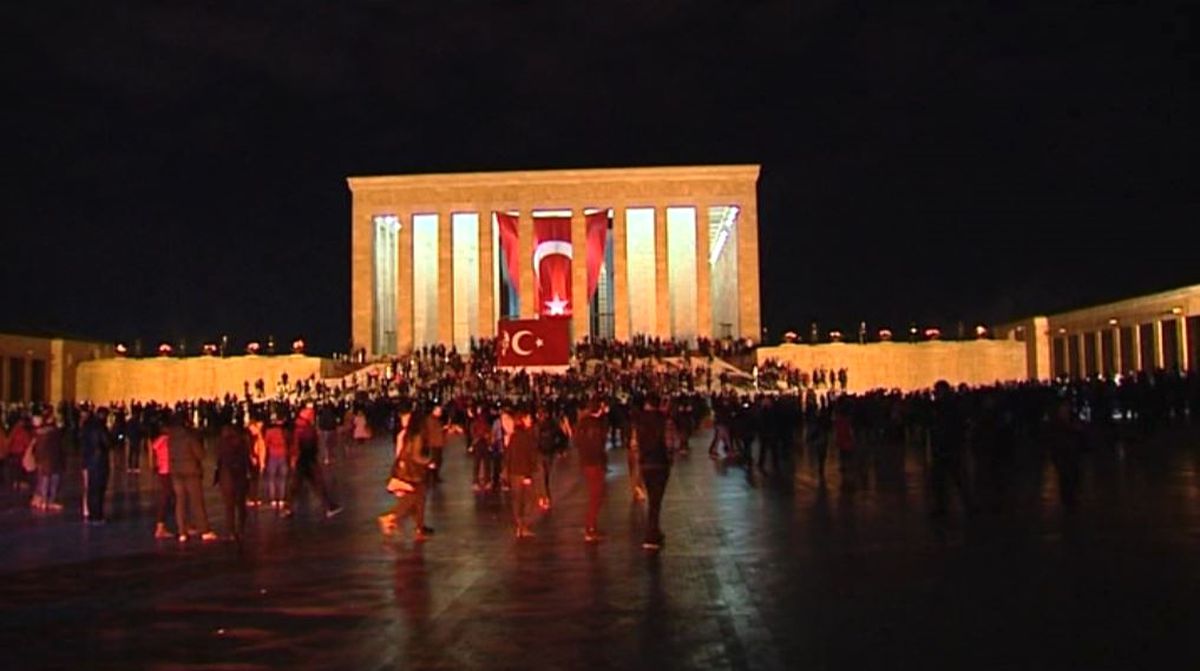Dha Ankara - Anıtkabir\'e Ziyaretçi Akını Gece Saatlerine Kadar Sürdü