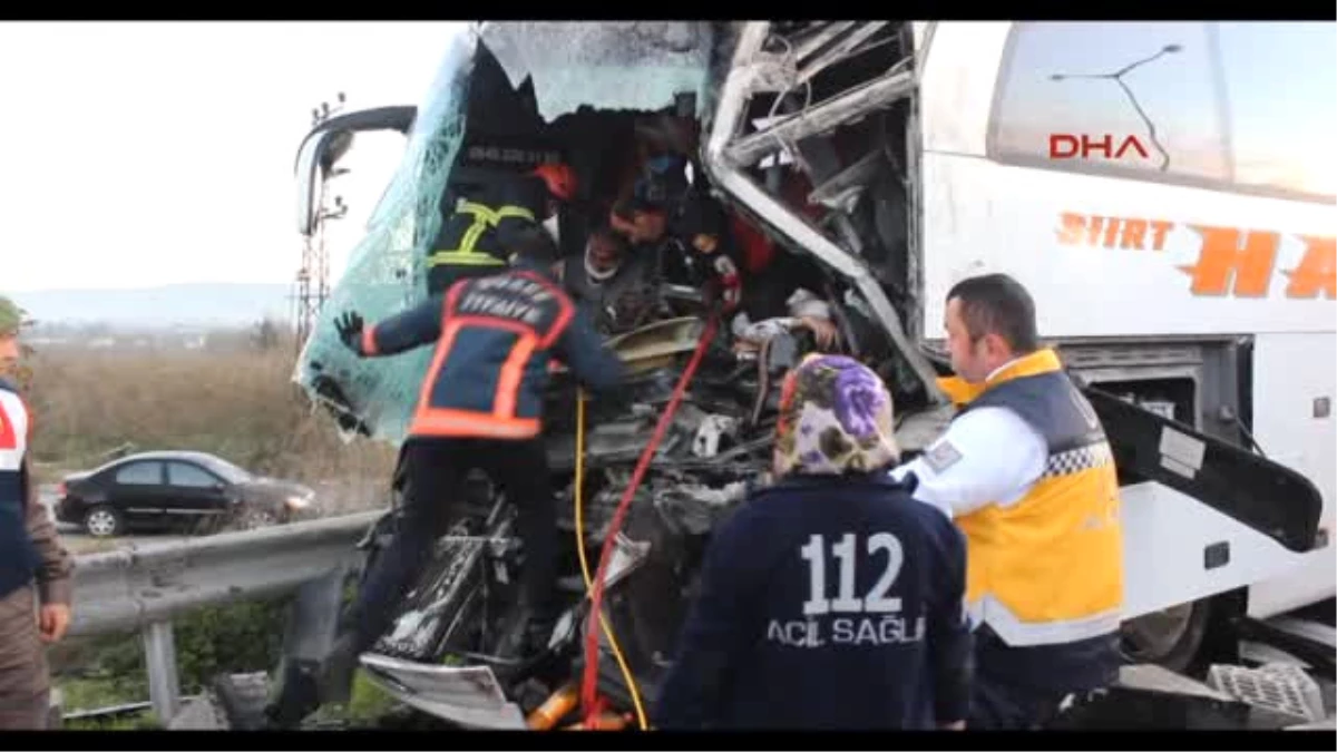 Düzce - Tır\'a Çarpan Otobüste Sürücü Öldü, 10 Yolcu Yaralandı