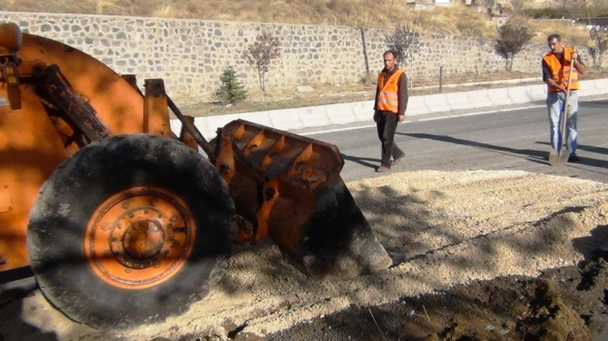 Erciş\'te Patlayıcının Tahrip Ettiği Karayolu Onarıldı