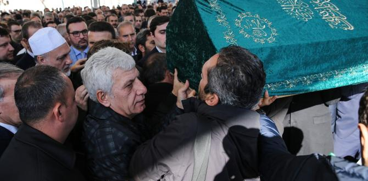 Erdoğan\'ın Eski Özel Kalem Müdürü Dindar Toprağa Verildi