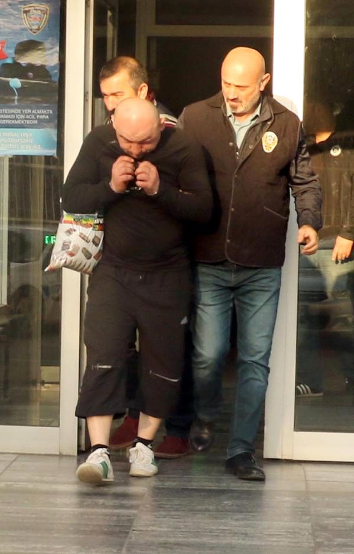 İkiz Bebeklerini Görmek İçin Kara Çarşaf Giyip Hastaneye Girmeye Çalıştı
