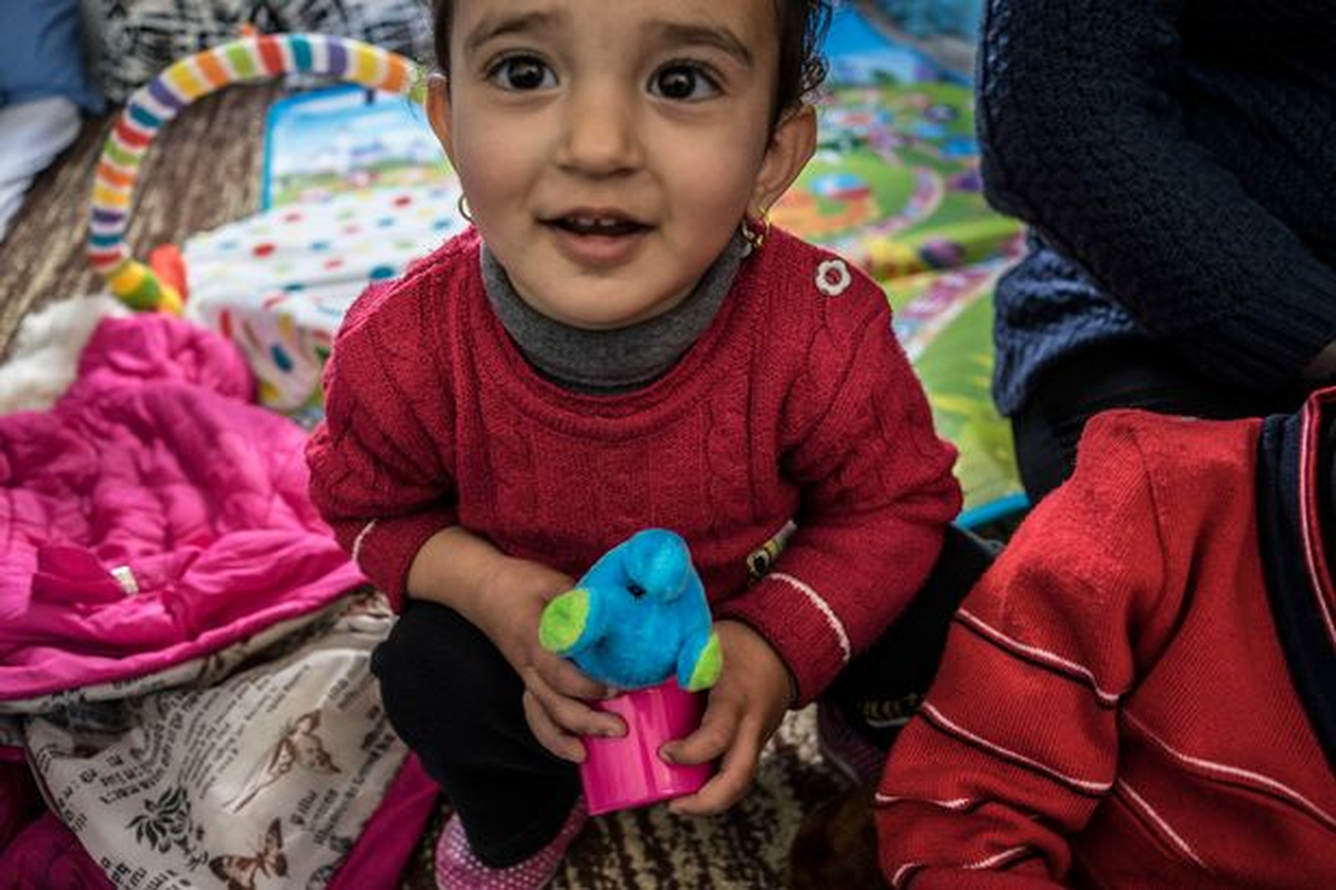 İlk Maaşıyla Suriyeli Çocuklara Hediye Aldı