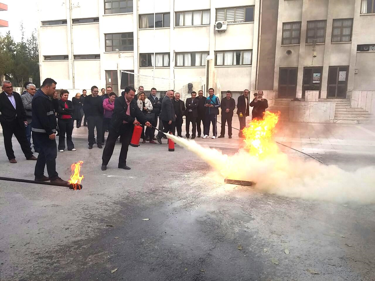 İtfaiye Ekiplerinden Öğretmenlerle Tatbikat Yaptı