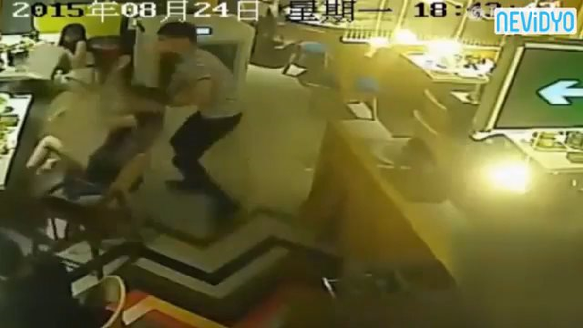 Kadın Müşteriyi Böyle Yaktı! +18