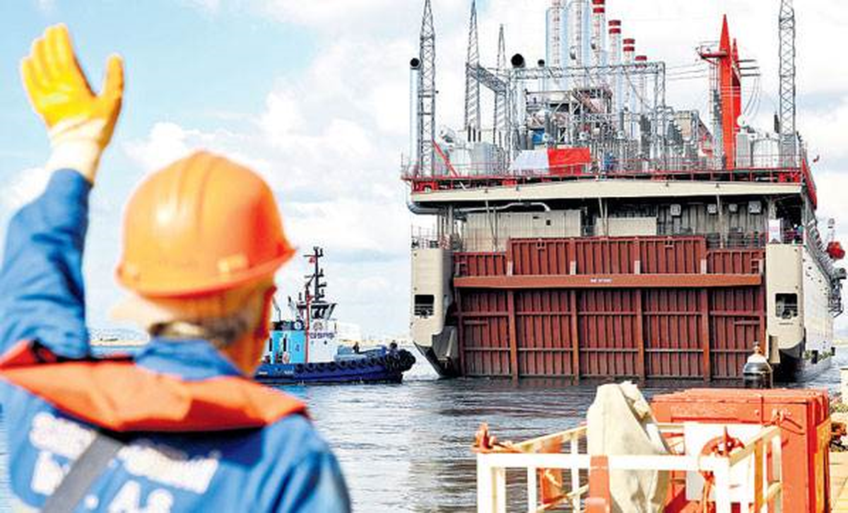 Karadeniz Holding\'in Yüzen Enerji Gemileri Yola Çıkıyor