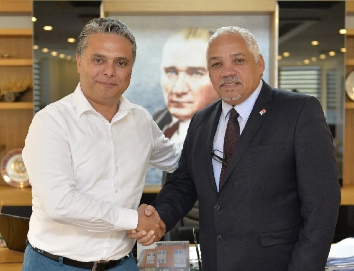 Küba Büyükelçisi Casals, Muratpaşa Belediyesini Ziyaret Etti