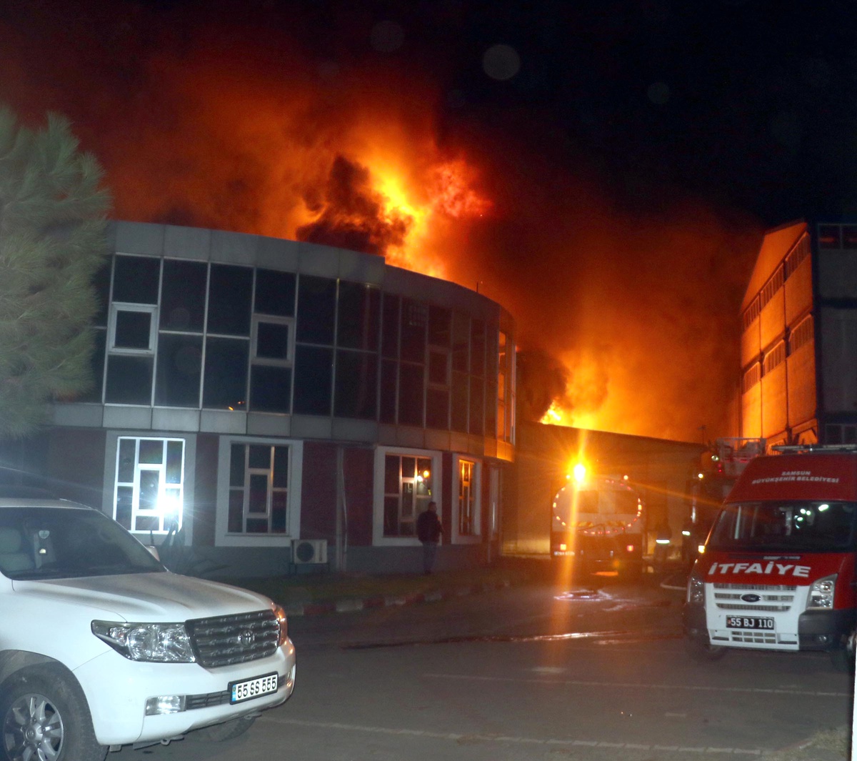 Lastik Fabrikasında Cıkan Yangın Maddi Hasara Neden Oldu