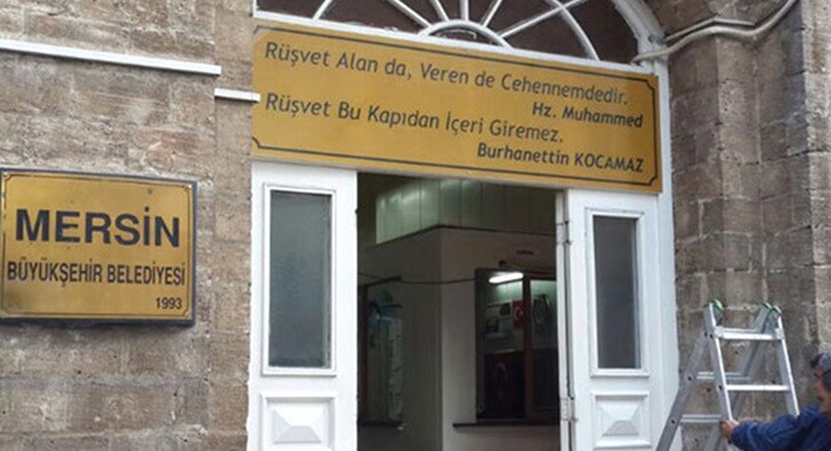 Mersin Büyükşehir Belediyesi\'ne İhale Operasyonu: 20 Gözaltı