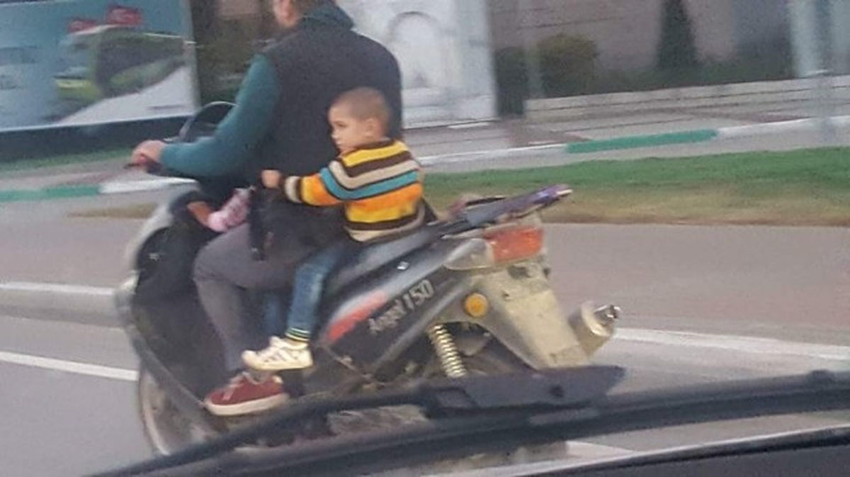 Motosiklet Üzerinde Tehlikeli Yolculuk
