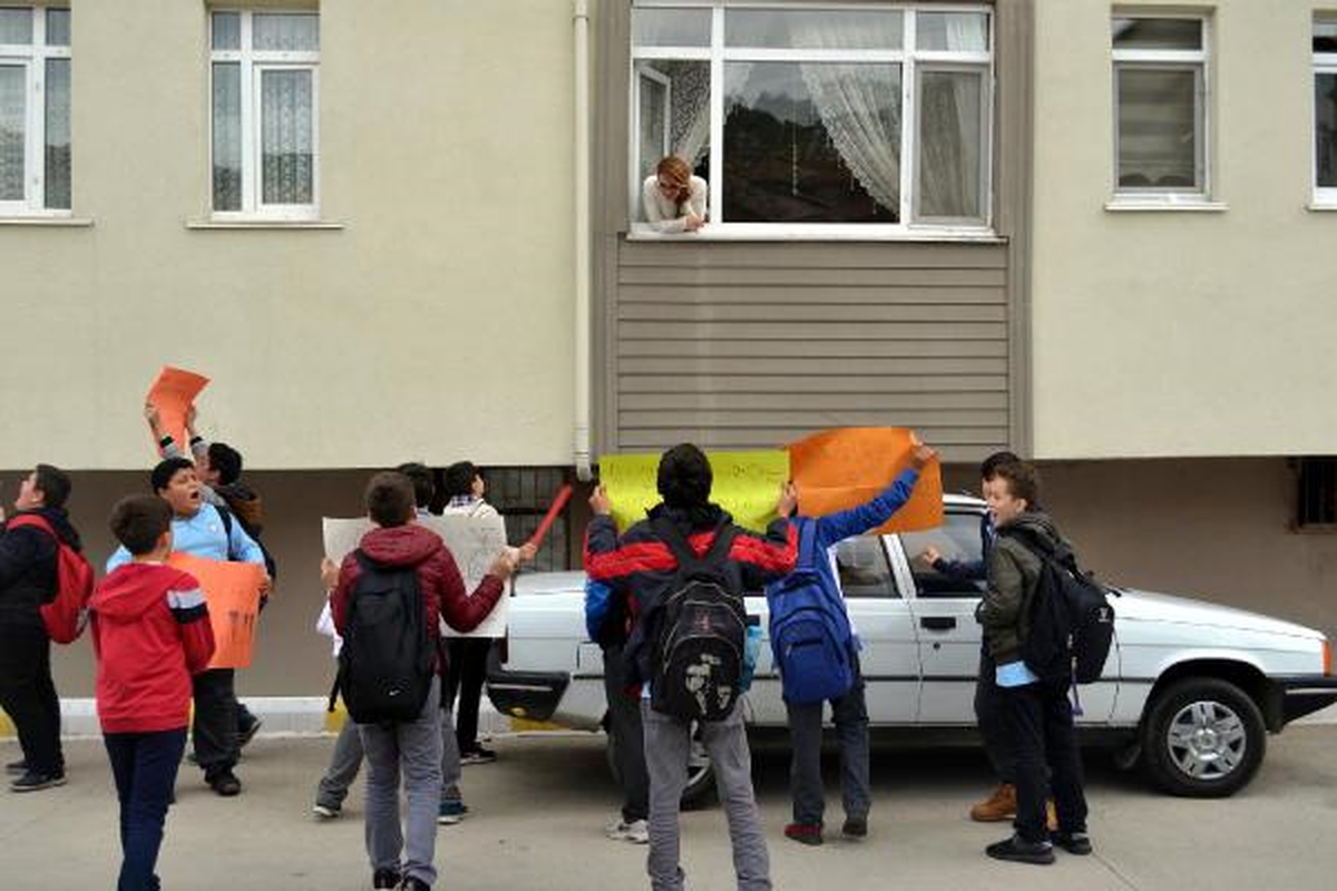 Öğrencilerden Öğretmeni Duygulandıran Eylem