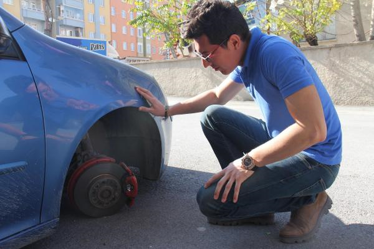 Park Halindeki Otomobilin Lastikleri Çalınmak İstendi