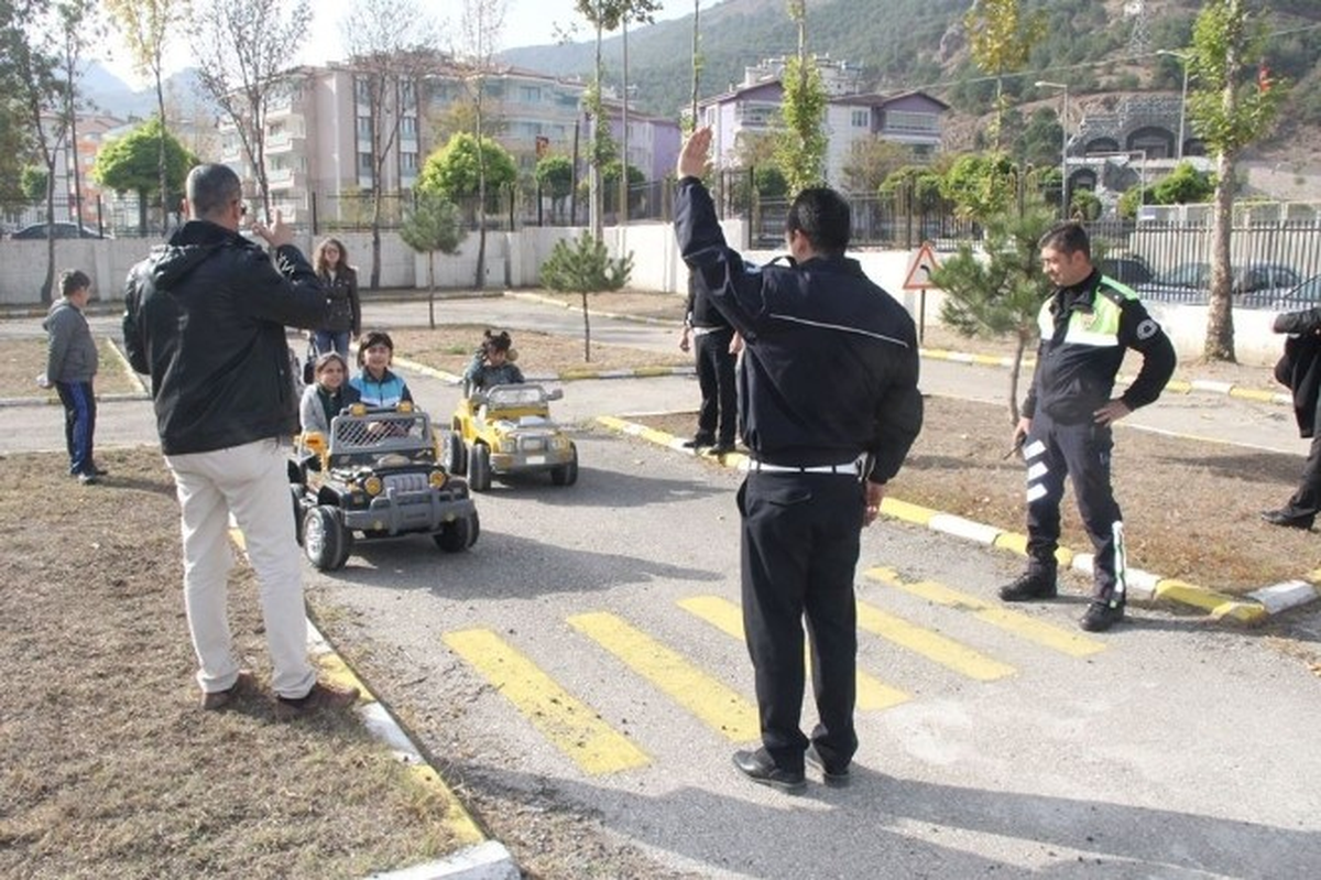 Polisten İşaret Diliyle Trafik Eğitimi