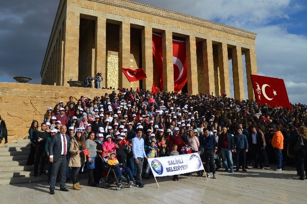 Salihlili Gençler Anıtkabir\'e Gitti