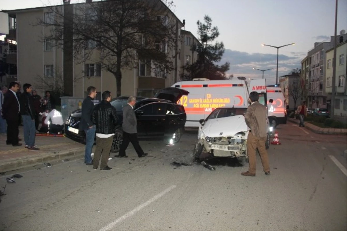 Samsun\'da 2 Otomobil Çarpıştı: 5 Yaralı