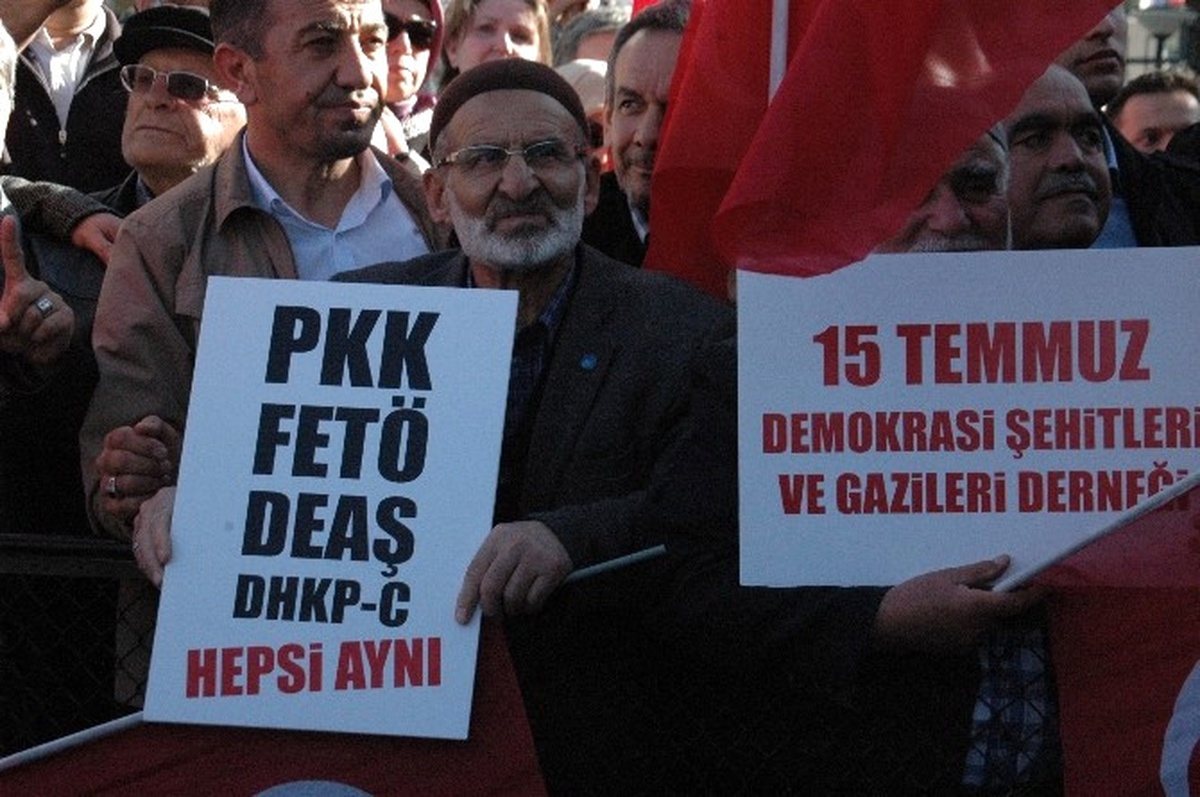 Şehit ve Gazi Yakınlarından Fransa\' ya Terör Protestosu