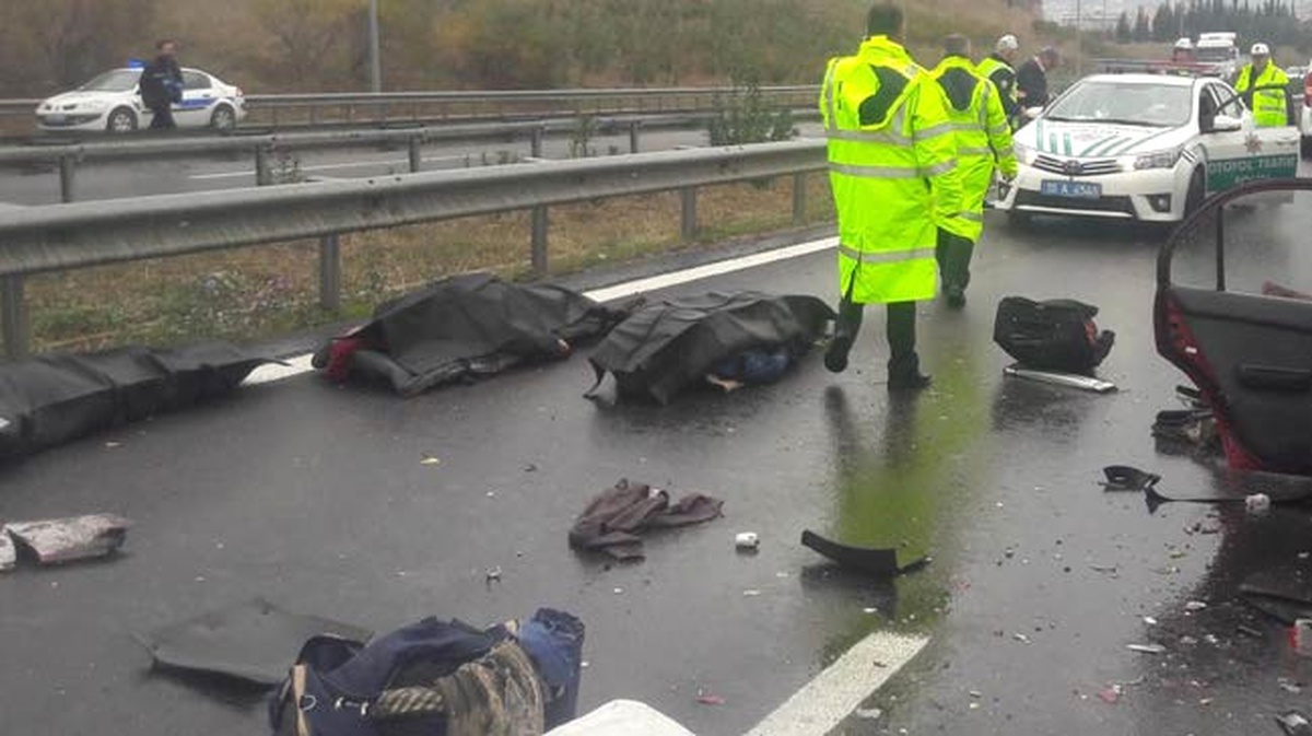 Süt Taşıyan Tır\'a Çarpan Otomobildeki 3 Kişi Öldü