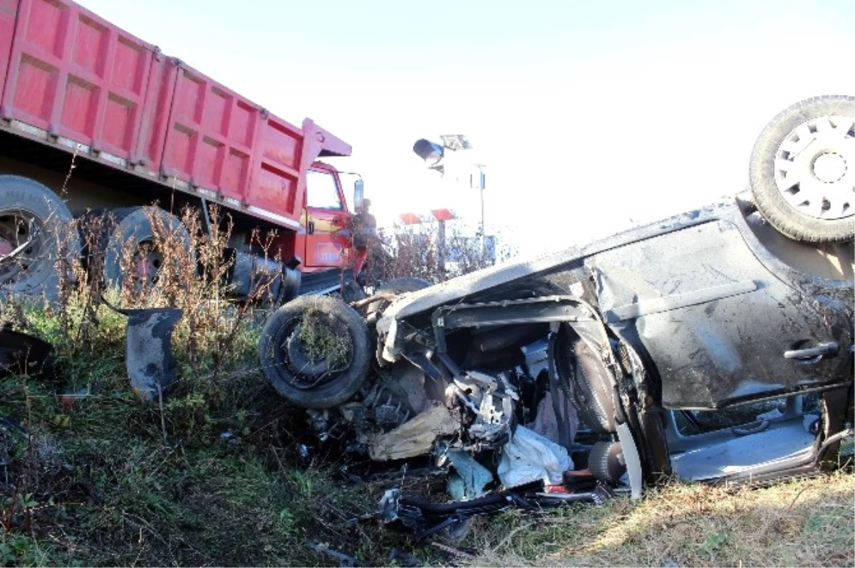 Tekirdağ\'da Kamyon ile Otomobil Çarpıştı: 2 Ölü, 2 Yaralı